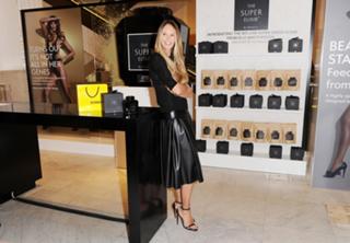 Elle Macpherson feet photo thumbnail