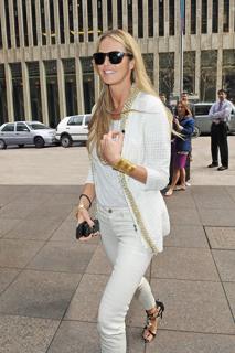 Elle Macpherson feet photo thumbnail