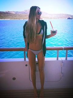 Elle Macpherson feet photo thumbnail