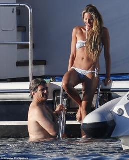 Elle Macpherson feet photo thumbnail