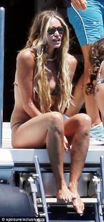Elle Macpherson feet photo thumbnail