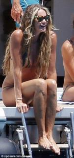 Elle Macpherson feet photo thumbnail