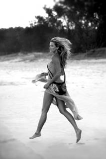Elle Macpherson feet photo thumbnail