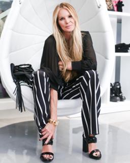 Elle Macpherson feet photo thumbnail