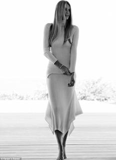 Elle Macpherson feet photo thumbnail