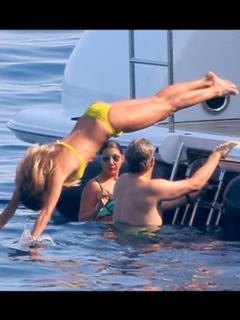 Elle Macpherson feet photo thumbnail