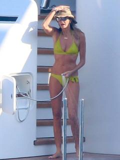 Elle Macpherson feet photo thumbnail