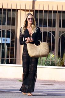 Elle Macpherson feet photo thumbnail