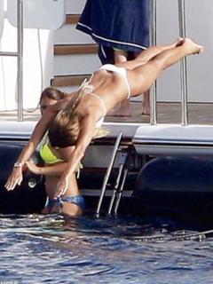 Elle Macpherson feet photo thumbnail