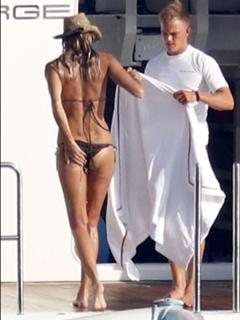 Elle Macpherson feet photo thumbnail