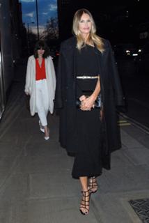 Elle Macpherson feet photo thumbnail