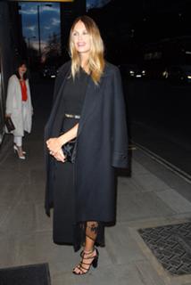 Elle Macpherson feet photo thumbnail
