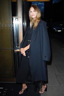 Elle Macpherson feet photo thumbnail