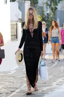 Elle Macpherson feet photo thumbnail