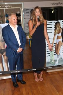 Elle Macpherson feet photo thumbnail