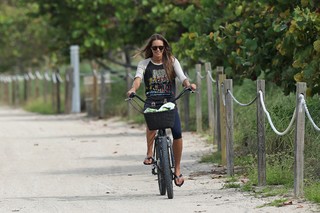 Elle Macpherson feet photo thumbnail