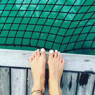 Elle Macpherson feet photo thumbnail