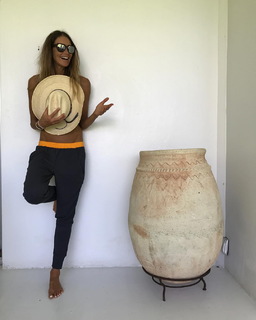 Elle Macpherson feet photo thumbnail
