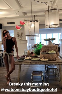 Elle Macpherson feet photo thumbnail