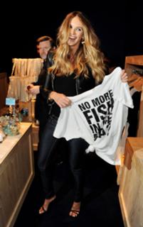 Elle Macpherson feet photo thumbnail
