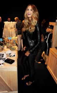 Elle Macpherson feet photo thumbnail