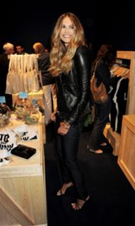 Elle Macpherson feet photo thumbnail