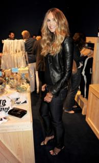 Elle Macpherson feet photo thumbnail