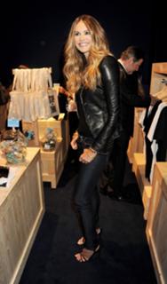 Elle Macpherson feet photo thumbnail