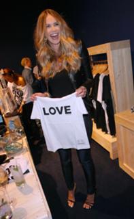 Elle Macpherson feet photo thumbnail