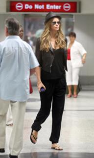 Elle Macpherson feet photo thumbnail