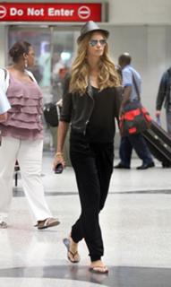 Elle Macpherson feet photo thumbnail