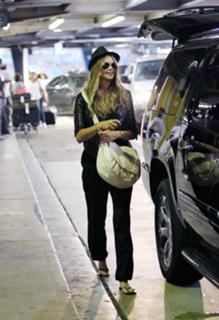 Elle Macpherson feet photo thumbnail