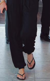 Elle Macpherson feet photo thumbnail