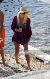 Elle Macpherson feet photo thumbnail