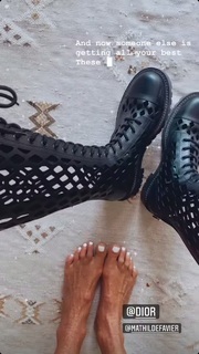 Elle Macpherson feet photo thumbnail