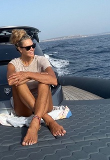 Elle Macpherson feet photo thumbnail