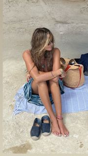 Elle Macpherson feet photo thumbnail