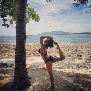 Ellen Adarna feet photo 12