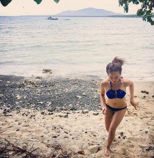 Ellen Adarna feet photo 9