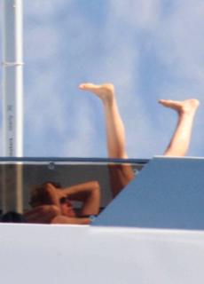 Ellen DeGeneres feet photo thumbnail