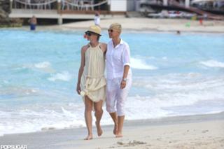 Ellen DeGeneres feet photo thumbnail
