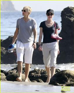 Ellen DeGeneres feet photo thumbnail