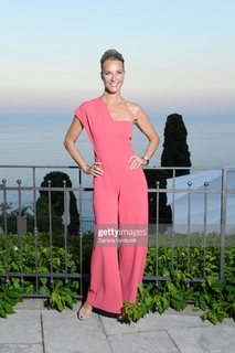 Ellen Hidding feet photo 6