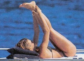 Ellen Hidding feet photo 1