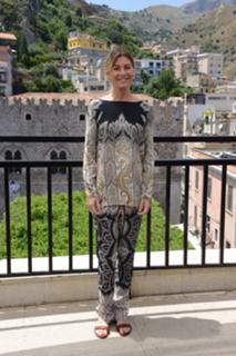 Ellen Pompeo feet photo thumbnail