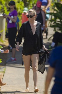 Ellen Pompeo feet photo thumbnail