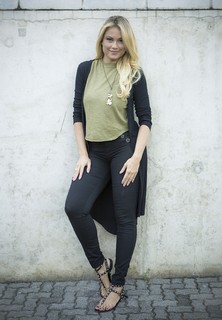 Ellen Rocche feet photo thumbnail