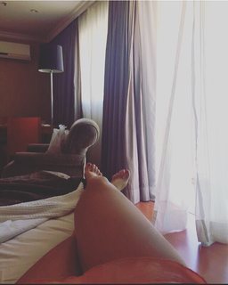 Ellen Rocche feet photo thumbnail