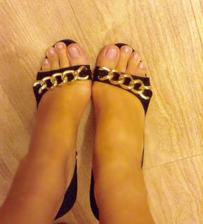 Ellen Rocche feet photo thumbnail