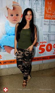 Elli Avrram feet photo thumbnail